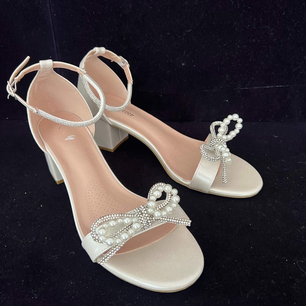 🆕 Pearlized Faux Leather Strappy low heel Sandal w/ Pearls & Rhinestones BOW 🎀